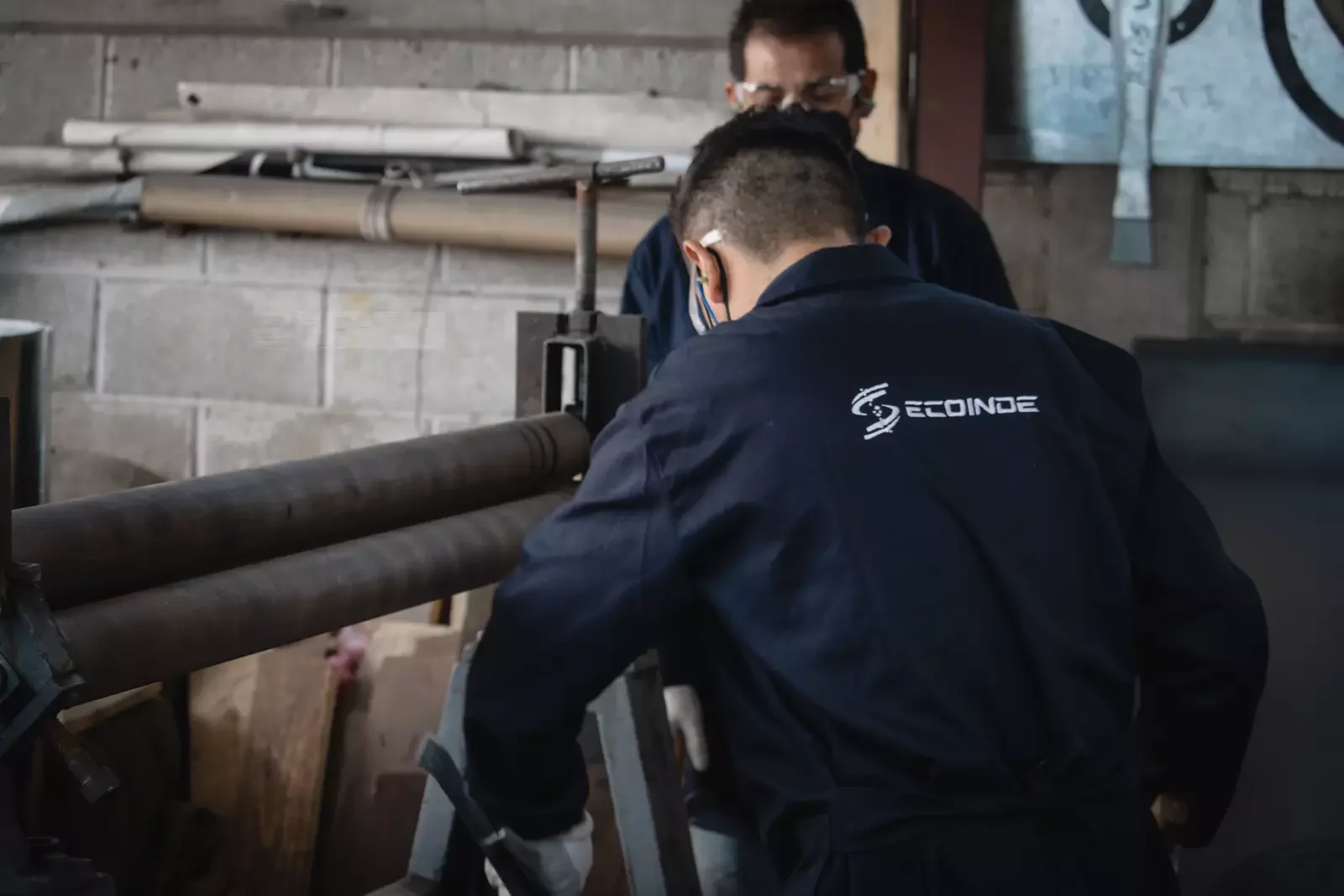 Técnico de Ecoinde soldando en instalaciones industriales con uniforme corporativo